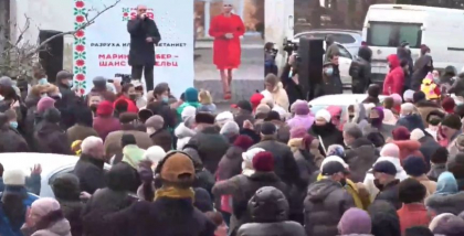 Chefuiala sau protest? Oamenii adusi de Partidul Sor sa protesteze in fata Judecatoriei Balti au incins hore, iar pe scana canta artisti de muzica populara din tara - VIDEO