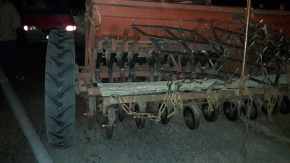Accident la Hincesti. O femeie - transportata la spital, dupa ce masina in care se afla a fost lovita de un tractor - FOTO Accident la Hincesti. O femeie - transportata la spital, dupa ce masina in care se afla a fost lovita de un tractor - FOTO