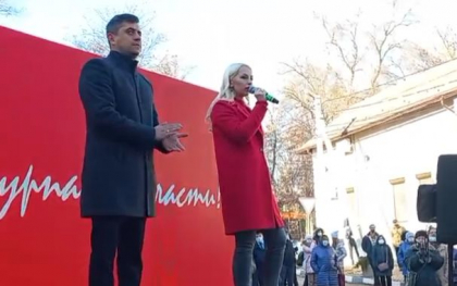 Marina Tauber si-a adus sustinatorii in fata Judecatoriei Balti sa protesteze - VIDEO Marina Tauber si-a adus sustinatorii in fata Judecatoriei Balti sa protesteze - VIDEO