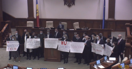 Protest la tribuna Parlamentului. Socialistii si comunistii au iesit in fata legislativului cu pancarte in maini: "Mincinosi! Rusine!" Protest la tribuna Parlamentului. Socialistii si comunistii au iesit in fata legislativului cu pancarte in maini: "Mincinosi! Rusine!"