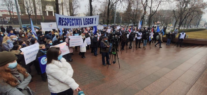 Protest in fata Parlamentului. Bugetarii sunt nemultumiti ca ar putea ramane fara premiul anual pentru anii 2020 si 2021 - FOTO/VIDEO