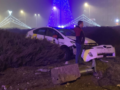 Accident in capitala. Un barbat a intrat cu masina intr-un sens giratoriu - FOTO Accident in capitala. Un barbat a intrat cu masina intr-un sens giratoriu - FOTO