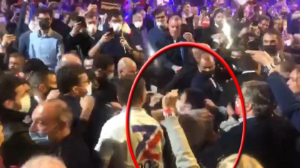Campanie electorala cu bataie, in Franta. Un protestatar a incercat sa il stranga de gat pe unul dintre candidati - VIDEO Campanie electorala cu bataie, in Franta. Un protestatar a incercat sa il stranga de gat pe unul dintre candidati - VIDEO