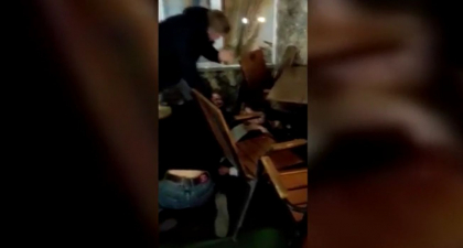 Scandal ingrozitor intr-un bar din Rezina. Mai multi tineri s-au luat la harta. Imaginile au fost publicate pe retelele de socializare