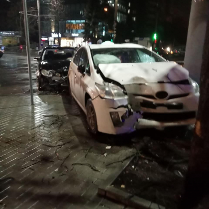 Un barbat - transportat de urgenta la spital, dupa ce masina in care se afla s-a ciocnit cu un alt automobil, in capitala. Imagini de la fata locului - FOTO Un barbat - transportat de urgenta la spital, dupa ce masina in care se afla s-a ciocnit cu un alt automobil, in capitala. Imagini de la fata locului - FOTO