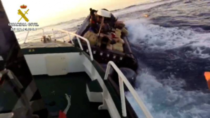 Momentul in care cativa traficanti au inceput sa arunce drogurile dintr-o barca, in timp ce erau urmariti de politisti - VIDEO