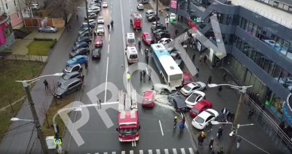Imagini cu drona. Cum este vazut accidentul de pe strada Vasile Alecsandri de la inaltime - VIDEO
Imagini cu drona. Cum este vazut accidentul de pe strada Vasile Alecsandri de la inaltime - VIDEO