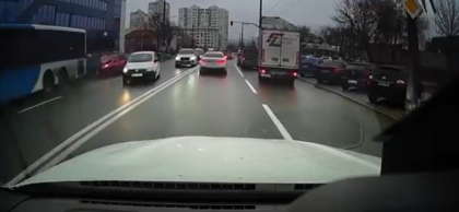 Momentul in care autobuzul a luat-o la vale si a avariat mai multe automobile, pe strada Vasile Alecsandri din capitala - VIDEO