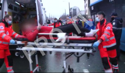 Imagini socante de la accidentul de pe strada Vasile Alecsandri. Momentul in care medicii urca in ambulanta un barbat ranit - VIDEO 