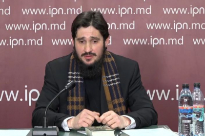 Ramas pe drumuri, preotul care a legat un caine de masina si l-a tarat pe asfalt, jura ca nu si-a agresat familia: "Sunt profund traumat" - VIDEO Ramas pe drumuri, preotul care a legat un caine de masina si l-a tarat pe asfalt, jura ca nu si-a agresat familia: "Sunt profund traumat" - VIDEO