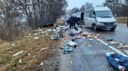 Noi detalii despre accidentul de la Edinet unde zeci de colete au fost imprastiate pe o sosea. Ce spune politia - FOTO Noi detalii despre accidentul de la Edinet unde zeci de colete au fost imprastiate pe o sosea. Ce spune politia - FOTO