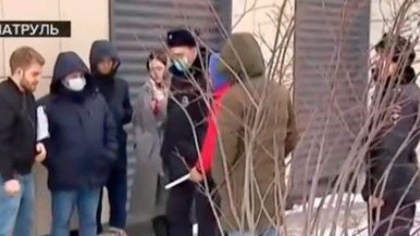 Momentul in care o tanara sare de la etajul 4 pentru a scapa de violatorul ei. In apartament au mai fost gasite 2 femei legate - VIDEO Momentul in care o tanara sare de la etajul 4 pentru a scapa de violatorul ei. In apartament au mai fost gasite 2 femei legate - VIDEO