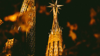 Al noualea si cel mai inalt turn al bazilicii Sagrada Familia, luminat pentru prima data. Are in varf o stea de 1,5 milioane de euro