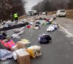 Accident la Edinet. Zeci de colete - imprastiate pe o sosea, dupa ce remorca in care erau transportate a fost spulberata de un camion - VIDEO