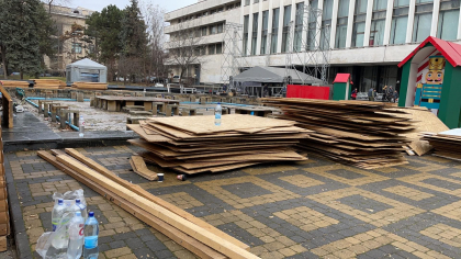 A inceput montarea casutelor pentru Targul de Craciun. Unde vor fi amplasate A inceput montarea casutelor pentru Targul de Craciun. Unde vor fi amplasate