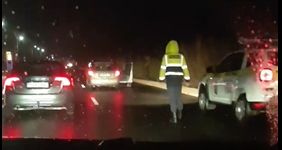 Un barbat a ajuns la spital, dupa ce a fost lovit de un automobil, la Straseni. Politia: Travesa strada neregulamentar - VIDEO