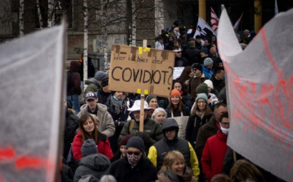 Aproximativ 1000 de persoane au protestat impotriva restrictiilor anti-COVID-19 in mai multe localitati din Germania Aproximativ 1000 de persoane au protestat impotriva restrictiilor anti-COVID-19 in mai multe localitati din Germania