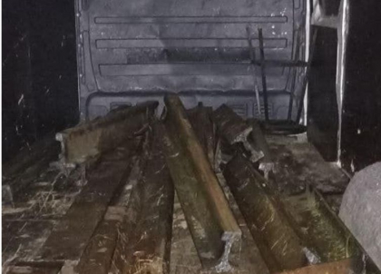 Un barbat de 26 ani - retinut in timp ce fura linii de cale ferata. Ce urma sa faca cu fierul - FOTO