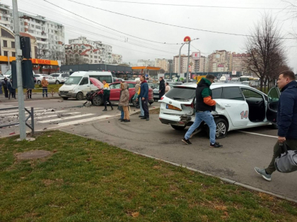 Accident groaznic pe o strada din sectorul Ciocana. Doua minore - lovite in plin pe trotuar - FOTO Accident groaznic pe o strada din sectorul Ciocana. Doua minore - lovite in plin pe trotuar - FOTO
