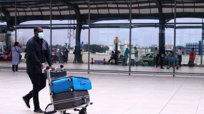 Aeroportul international care amendeaza companiile aeriene daca transporta pasageri nevaccinati
Aeroportul international care amendeaza companiile aeriene daca transporta pasageri nevaccinati