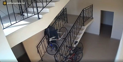 Doi tineri - retinuti pentru furtul a 6 biciclete. Cum s-a intamplat totul - VIDEO Doi tineri - retinuti pentru furtul a 6 biciclete. Cum s-a intamplat totul - VIDEO