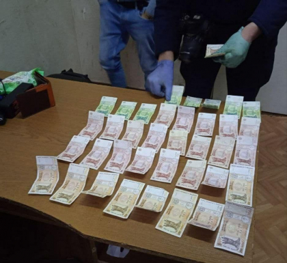 Douazeci de pliculete cu substante narcotice - gasite in buzunarul unui tanar de 21 de ani - FOTO Douazeci de pliculete cu substante narcotice - gasite in buzunarul unui tanar de 21 de ani - FOTO