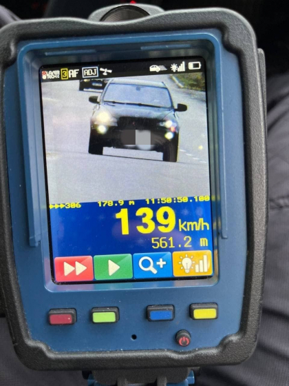 Vitezoman prins de politie. Un BMW a fost surprins de radarul agentilor de patrulare in timp ce mergea prin sat cu 139 km/h - FOTO