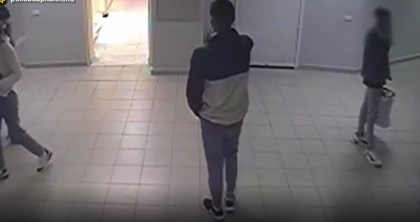 Au furat haine din depozitul unui magazin, dupa care s-au intors pentru a le returna in schimbul banilor. Doi tineri - retinuti de politie - VIDEO Au furat haine din depozitul unui magazin, dupa care s-au intors pentru a le returna in schimbul banilor. Doi tineri - retinuti de politie - VIDEO