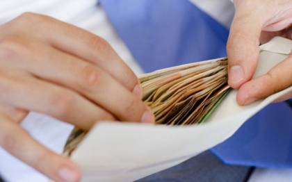 Un barbat - retinut de procurorii anticoruptie si CNA. Acesta ar fi primit 50 000 de euro pentru a musamaliza un dosar penal