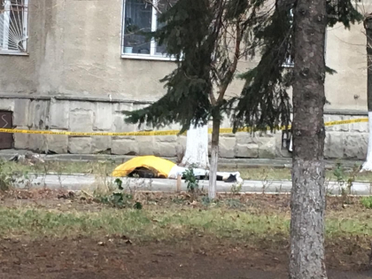 Imagini care va pot afecta emotional. O persoana a murit, dupa ce a cazut in gol de pe un bloc de locuit din capitala - FOTO