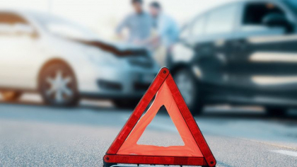 O masina, fara sofer, a avariat doua automobile, dupa ce a luat-o la vale pe o strada din capitala. Politia: „Soferul a uitat sa puna frana de mana”