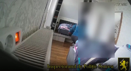 O menajera filmata in timp ce fura bani din casa in care lucra. Ce risca aceasta - VIDEO