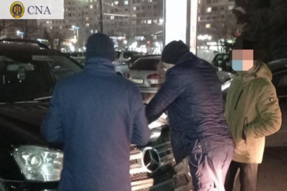 
Functionar ANTA - prins in timp ce lua mita de 10 000 de lei - FOTO