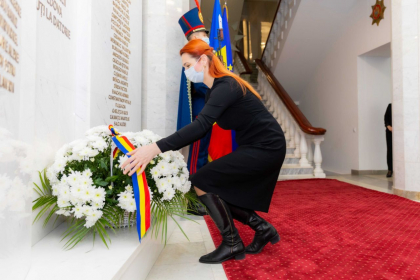 31 ani de la constituirea Politiei Republicii Moldova. Ana Revenco a depus flori la mormintele eroilor cazuti la datorie - GALERIE FOTO