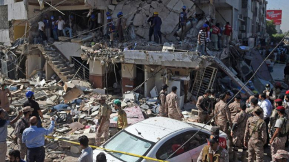 O explozie masiva a dezintegrat cladirea unei banci din Pakistan. Cel putin 15 oameni au murit, iar 16 sunt raniti - VIDEO