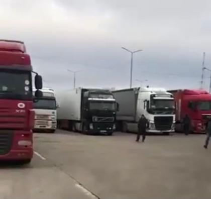 Mai multe TIR-uri incarcate cu marfa - blocate in vama Albita - VIDEO Mai multe TIR-uri incarcate cu marfa - blocate in vama Albita - VIDEO
