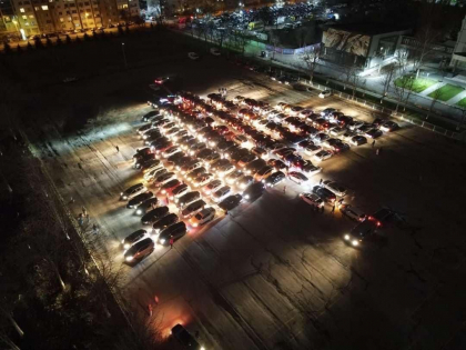 Flashmob in Moldova. Mai multi soferi au format cu masinile un brad urias - FOTO