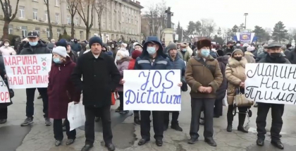 Marina Tauber si-a adus sustinatorii in Piata Independentei din Balti sa protesteze - FOTO Marina Tauber si-a adus sustinatorii in Piata Independentei din Balti sa protesteze - FOTO