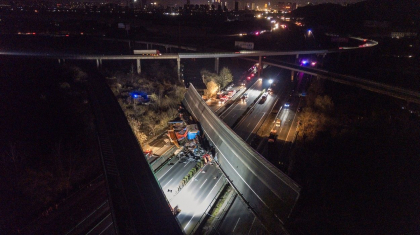 Un pod s-a prabusit peste o autostrada in China. Patru morti si mai multi raniti - VIDEO Un pod s-a prabusit peste o autostrada in China. Patru morti si mai multi raniti - VIDEO