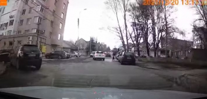 Momentul in care un copil mic este la un pas de a fi lovit de un automobil, in capitala - VIDEO Momentul in care un copil mic este la un pas de a fi lovit de un automobil, in capitala - VIDEO