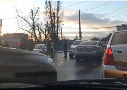 Accident pe strada Albisoara. Mai multe masini au fost avariate, iar pe o portiune de drum s-au format ambuteiaje- FOTO/VIDEO Accident pe strada Albisoara. Mai multe masini au fost avariate, iar pe o portiune de drum s-au format ambuteiaje- FOTO/VIDEO