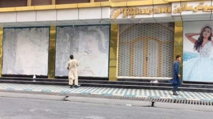 Talibanii elimina imaginile cu femei din magazine: Proprietarii de afaceri trebuie sa respecte „valorile etice” in tiparirea reclamelor Talibanii elimina imaginile cu femei din magazine: Proprietarii de afaceri trebuie sa respecte „valorile etice” in tiparirea reclamelor