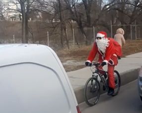 A schimbat sania pe bicicleta. Mos Craciun - surprins pe o strada din capitala - VIDEO