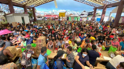 Supertaifunul din Filipine a facut aproape 400 de morti. Supravietuitorii sunt loviti de o noua drama: nu mai au nici apa, nici mancare Supertaifunul din Filipine a facut aproape 400 de morti. Supravietuitorii sunt loviti de o noua drama: nu mai au nici apa, nici mancare