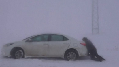 Furtuna de zapada in Turcia. Soferii au ramas blocati pe soselele acoperite de zapada de jumatate de metru - VIDEO Furtuna de zapada in Turcia. Soferii au ramas blocati pe soselele acoperite de zapada de jumatate de metru - VIDEO