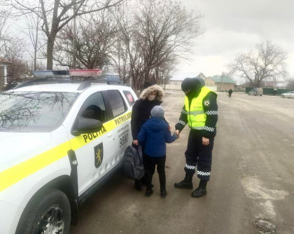 Un copil de 7 ani s-a ratacit in drum spre casa, dupa ce a incurcat transportul public. Ce au facut politistii cand l-au gasit - FOTO Un copil de 7 ani s-a ratacit in drum spre casa, dupa ce a incurcat transportul public. Ce au facut politistii cand l-au gasit - FOTO