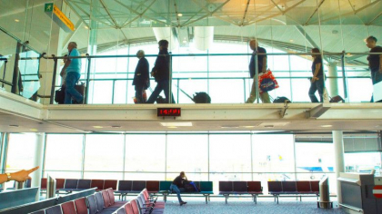 Diplomat american arestat pentru ca si-a vandut pasaportul unui sirian. Asupra lui s-a gasit un plic cu 10.000 de dolari Diplomat american arestat pentru ca si-a vandut pasaportul unui sirian. Asupra lui s-a gasit un plic cu 10.000 de dolari