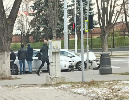 Accident in fata Presedintiei. Doua masini s-au ciocnit si au ajuns pe trotuar
- FOTO/VIDEO Accident in fata Presedintiei. Doua masini s-au ciocnit si au ajuns pe trotuar
- FOTO/VIDEO