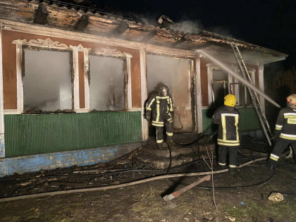O femeie a ajuns la spital, dupa ce locuinta ei a luat foc, la Briceni. Doua echipe de pompieri au intervenit - FOTO