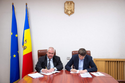 Un acord de imprumut de 17 milioane de euro - semnat de Ministrul Infrastructurii si Dezvoltarii Regioane, Andrei Spinu si reprezentantul BERD, Octavian Costas Un acord de imprumut de 17 milioane de euro - semnat de Ministrul Infrastructurii si Dezvoltarii Regioane, Andrei Spinu si reprezentantul BERD, Octavian Costas